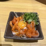 餃子のかっちゃん 池袋東口店 - サーモンユッケ