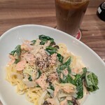 高倉町珈琲 - サーモンと冬野菜のクリームパスタとカフェオレ