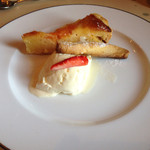 アチェーロ - デザートのグレープフルーツのタルトとバニラアイス