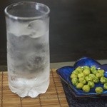 かず - おつまみと水が出てくる