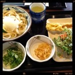 丸亀製麺 岡崎北店 - おぼんはないは、渡されたおぼんは、汚れてるは、薬味の小鉢は汚れてるは、頼んだうどんとは、違うものが来るは、テーブル拭きは適当だは、スタッフ人数多いのに、ごちゃごちゃ…٩(๑òωó๑)۶おいしくはいただけませんでした。いくらやすくても、セルフでも最低限はあるのに…ガッカリ