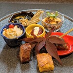 小菜一碟 - 八寸：①よだれ鶏。②上海蟹紹興酒漬け。③バイ貝 旨煮。④桜海老の大根餅。⑤鮑 ピータン豆腐。⑥麻辣叉焼。⑦棗クリームチーズ。