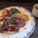 ジュイップ - チキンとキノコの赤ワイン味噌煮込み900円