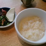 山形蕎麦と串揚げのお店 焔蔵 - おかゆと漬物（サービス）