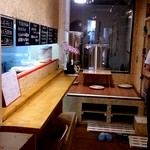 Nakano Biru Koubou - 店内の正面には小上がりのスペースが。