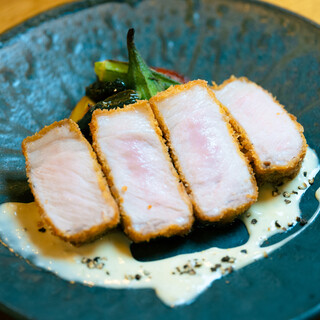 黒豚の旨味溢れるジューシーなカツレツ。妥協を許さない火入れも