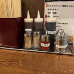ラーメン陽向 - カウンター卓上調味料