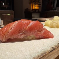 鮨 ラビス 大阪 ヤニック・アレノ - 青森の大トロ…大トロの下にはエシャロットと生姜