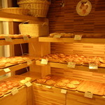 DEGIRMEN BAKERY - 店内；トルコのパン以外に普通のパンも