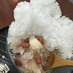 食堂 かまどぅ - 氷の下は沖縄ぜんざい。最高な組み合わせ。