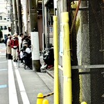 堂本 - 朝7時25分 遠くからの行列風景（この角度では見えませんが本店敷地内には更に40名位の方が並んで待ってます）