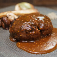 鉄板ビストロ ラフ+たす - ランチセット 2000円 の美笑牛ハンバーグ(180g) 粒マスタードとデミグラスソース