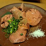 焼鳥中毒 - 低温調理された鶏レバーを胡麻油と岩塩で。