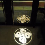 JIYUGAOKA  SIMPLE DISH - 夜になると道路に浮かび上がるロゴにビックリ！