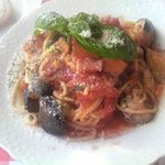 クッチーナ・ポーヴェラ - 茄子、パプリカ、ベーコンのトマトソースパスタ