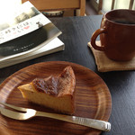 ノラ カフェ - にんじんとさつまいものベイクドケーキ ＆ 玄米珈琲 素材の味が生かされててとってもおいしかったです(^O^)