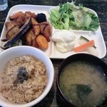 金魚玉珈琲 - 彩り野菜と鶏の唐揚げ定食