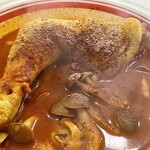 スープカレーq - しめじチキン¥1100内　300辛。初めてなので100辛を頼んだら300お勧めいただいたので挑戦。激美味！一口目は苦いほどスパイスを感じて不安だったがあれよあれよという間に匙が止まらなくなった。凄い。
