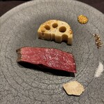 イル アオヤマ - 熊本の馬肉、付け合わせに霞ヶ浦の蓮根の塩焼き