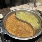 梅屋 - 仕切り鍋(2種出汁ﾊｰﾌ&ﾊｰﾌ)