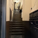 カッチャル バッチャル - 外観　階段を昇って２階