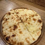 カッチャル バッチャル - チーズクルチャ　大きすぎないのが良き