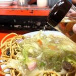 新ちゃん - かたい焼そば　酢投入！