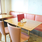 四川飯店 - 明るい日差しが差し込むテーブル席。
