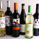 와인은 스페인산 유명 상표만을 갖추고 있습니다.