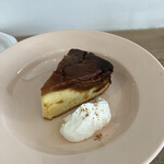 喫茶tton - 生地はみっちり！台座はアーモンドプードル入りのタルト生地に近いのかな。とても美味しい、タルト寄りのケーキ生地