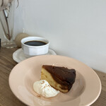 喫茶tton - 生地の合間に控えめにいる黄色の果実、なんだろ。オレンジピールかな