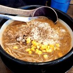 日月堂 - モヤシ、コーン、玉ねぎ、挽き肉たっぷり