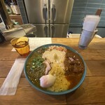 ハルダモンカレー - A＋B あいがけ（A  スパイスチキンカレー、Bハードポークカレー）