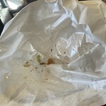 レイドバックバーガー - 3年半前に初めてこの店に来た時、バーガー袋に入れて召し上がって下さいと言われたけどものぐさな性格だし人に指図されるのが嫌いなのでそのまま摘んで食べたら、手がソースでびしゃびしゃになって反省した思い出w