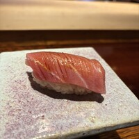 初音鮨 - スジはあたるが6000円のコースで石司のマグロでコレはお値打ち