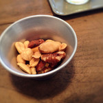 トーステッド - ビールに付いてくるおつまみ（ナッツ）