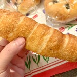 ベーカリー プポル - 中には1本ソーセージ。油分少なめのソーセージなので揚げパン生地との相性よくオイリーな感じせず、美味しさ味わえます。320円