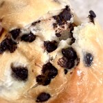ベーカリー プポル - チョコがガリガリいいます笑　パン生地しょっぱ目。抜群の相性