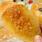 ベーカリー プポル - フランス塩パン、カタイです。前歯が危険を察知したので手で千切っていただきました。しっとり浮き出るバターに香りもゆたか。塩パンの倍噛みますが、深い甘さになり美味しかったです。250円