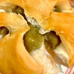 ベーカリー プポル - うぐいす豆の味がしっかりのうぐいすパン。あんも沢山入っています。大きめずっしり、あんの味を邪魔しない優しいパン生地