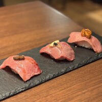 和牛焼肉やくにく 徹 - 握り三種