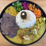 ゴロンドリーナ - あいがけ2種盛り（チキンと紫芋のポタージュ・レモンチキン）※ご飯の量200g