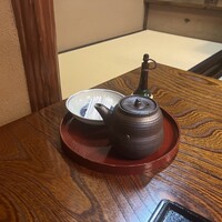 うなぎ秋本 - タレと山椒はお好みで、お店の方も説明してくださいます