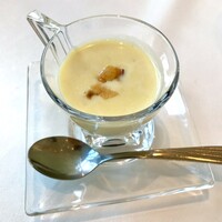 リストランテ　ウミリア - 三層に重なるさつまいもの温かいスープ(さつまいもの甘みでスイーツのようなポタージュです。底にあるコーヒーと混ぜると絶妙な美味しさが広がります。)