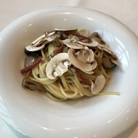 リストランテ　ウミリア - 6種のキノコとオリーブオイル　キタッラ(いろいろな食感のキノコが楽しいパスタ。サラミの塩っけが良いアクセントに。)