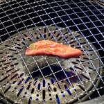 肉の青木商店 - 中落ちカルビを焼くの図