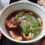 長府 やぶそば - つけつゆには合鴨のスライスと焼きネギが入ってます