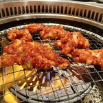 杏樹亭 岸根店 - コンロの上の「ホルモンみそダレ」