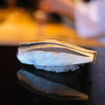 鮨 三心 - これも天草のコハダ。握ったフォルムがまたキレイ。