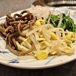 杏樹亭 岸根店 - 「ナムル（税込￥600）」すみません、食べかけの写真です…
